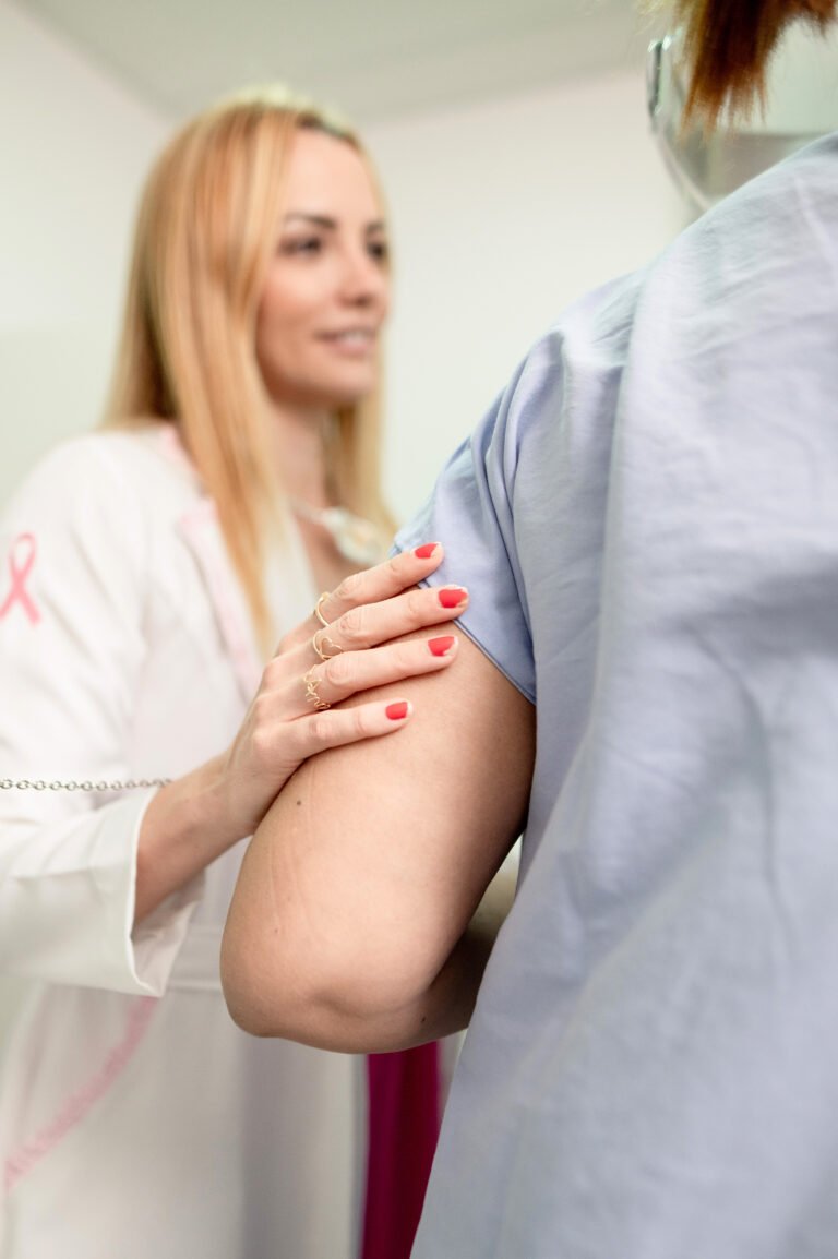 Profissional da Ela Diagnósticos acolhendo paciente para a mamografia
