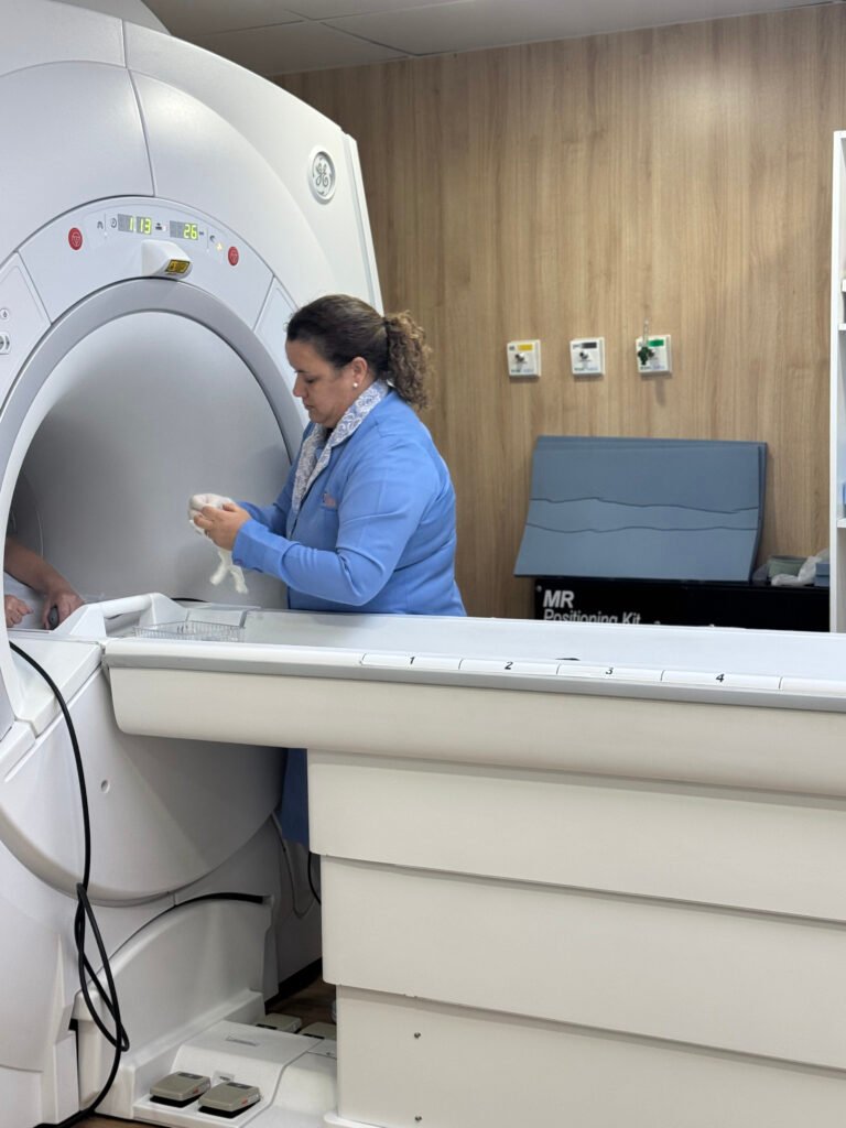 Sala de ressonância magnética da Ela Diagnósticos com ambiente acolhedor
