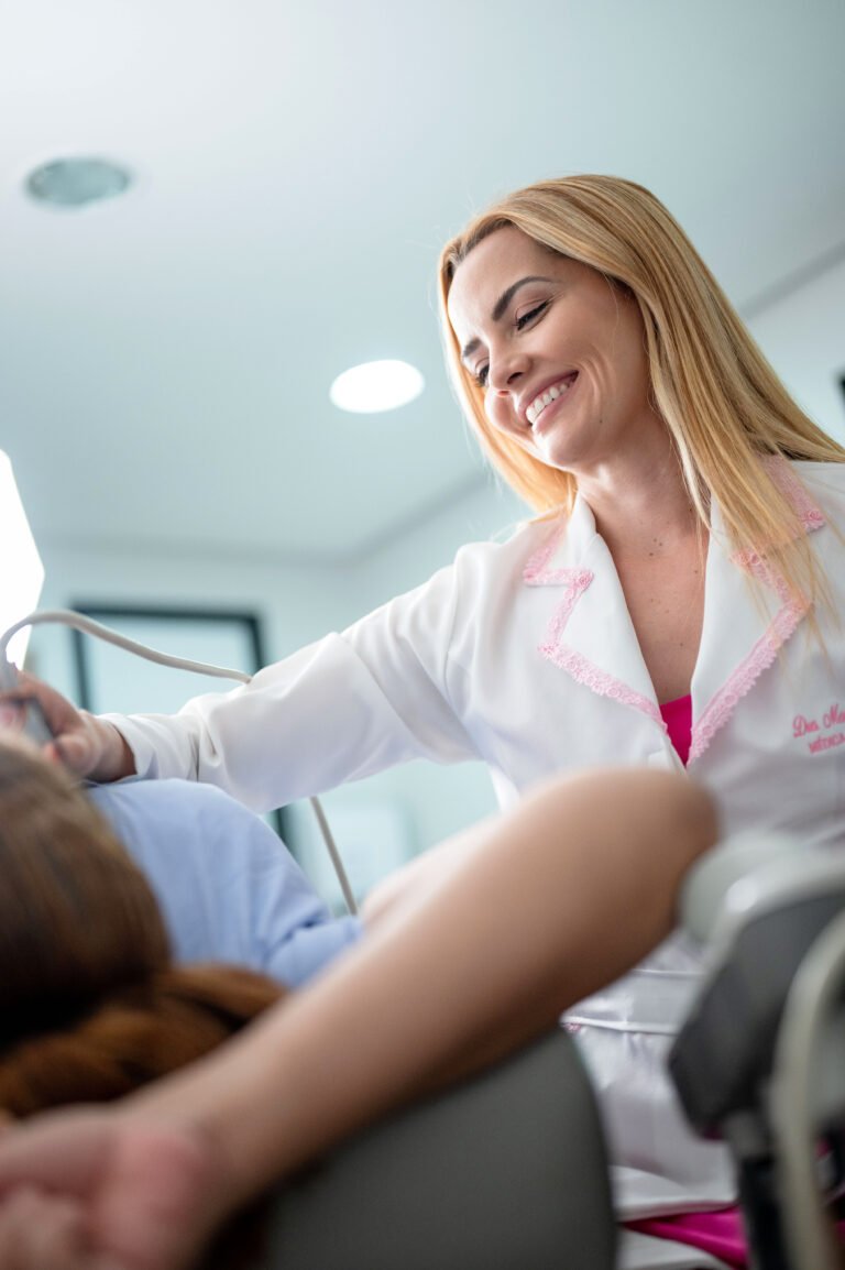 Médica realizando exame de ultrassonografia na Ela Diagnósticos